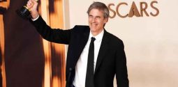 Walter Salles recebendo estatueta no Oscars 2025