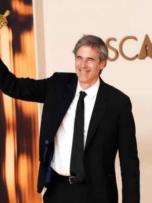 Walter Salles recebendo estatueta no Oscars 2025