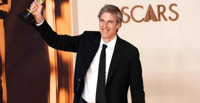 Walter Salles recebendo estatueta no Oscars 2025